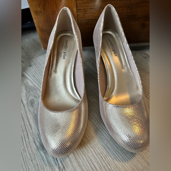ComfortPlus by Predictions Gold Heels 8 - Picture 1 of 3